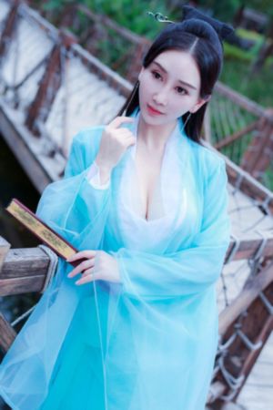 李丽珍不扣纽扣的女孩