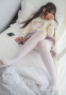 年轻的母亲观看